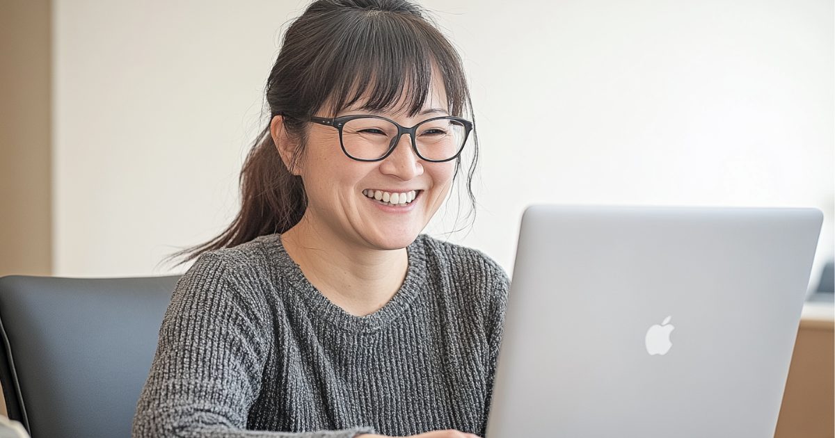 公式サイトで雲のやすらぎプレミアム三つ折りマットレスを購入する女性