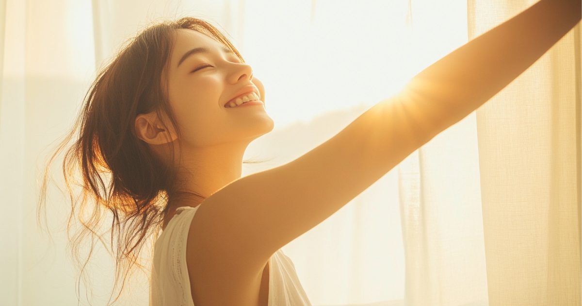 雲のやすらぎプレミアム三つ折りマットレスで爽やかな目覚めを得た女性