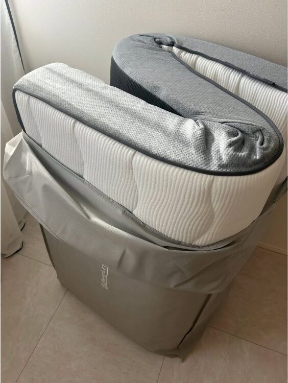 三つ折りで届いたマットレスの画像