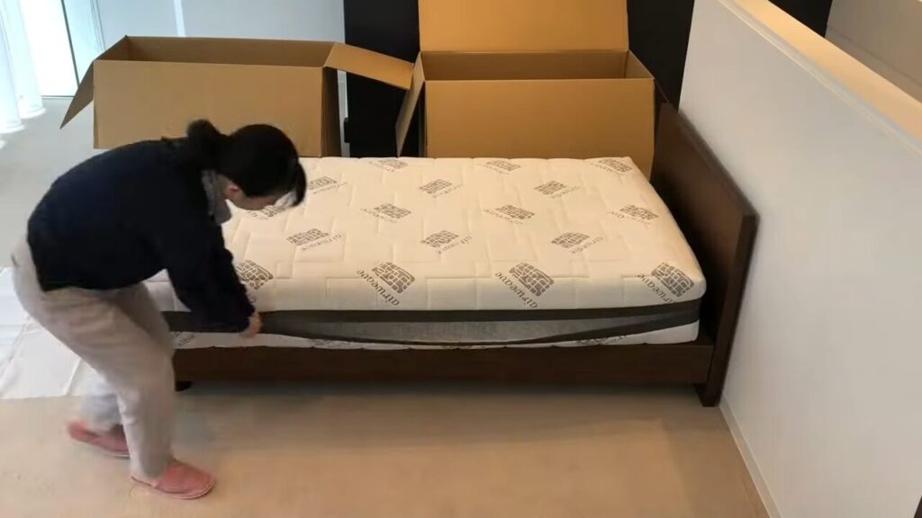 カバーのファスナーを閉めている図
