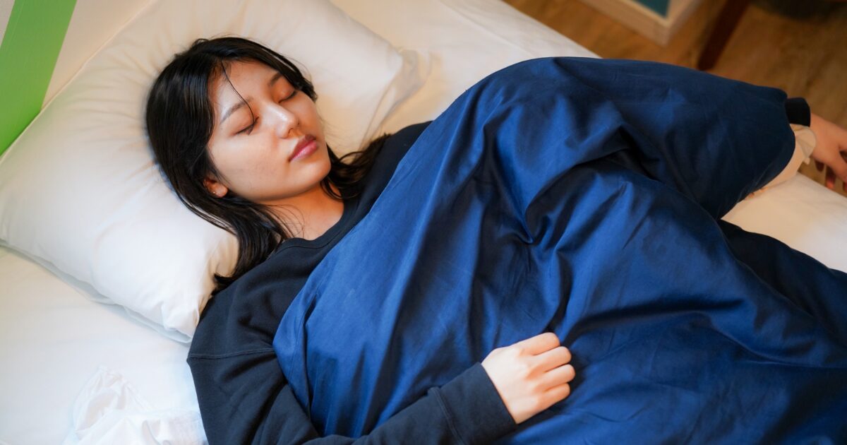 アイキャッチ画像 エアウィーヴは「硬くてなじまない」？700のレビューを調べて見えた“最初だけ”の理由と3つの対策